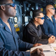 Foto proporcionada por la Marina de los EE. UU. que muestra a bordo del USS Portland (LPD 27) observando una demostración de un sistema de armas láser de alta energía el 14 de diciembre de 2021 mientras navegaba en el Golfo de Adén